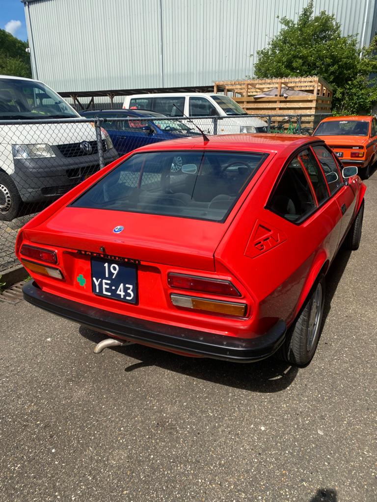 Alfa Romeo  Alfetta GTV 2000 , 1977 Rood, 1063 kg, 1962 cc, 4 stoelen, 122 pk