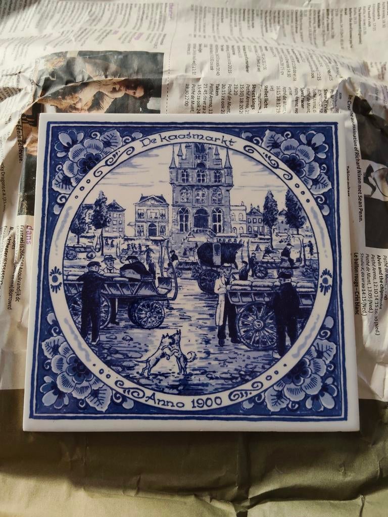 Delfts Blauw Tegel 'De Kaasmarkt Anno 1900', Antiek en Kunst, Ophalen of Verzenden