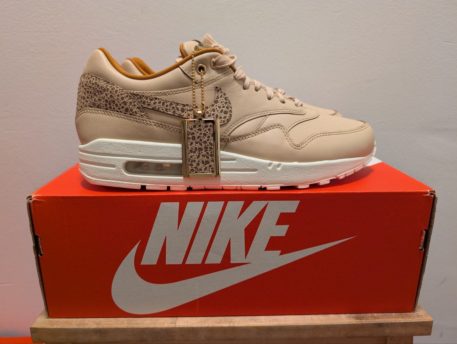 Nike Air Max 1 Safari Vachetta Tan Sail 43, Nike air max, Overige kleuren, Nieuw, Ophalen of Verzenden