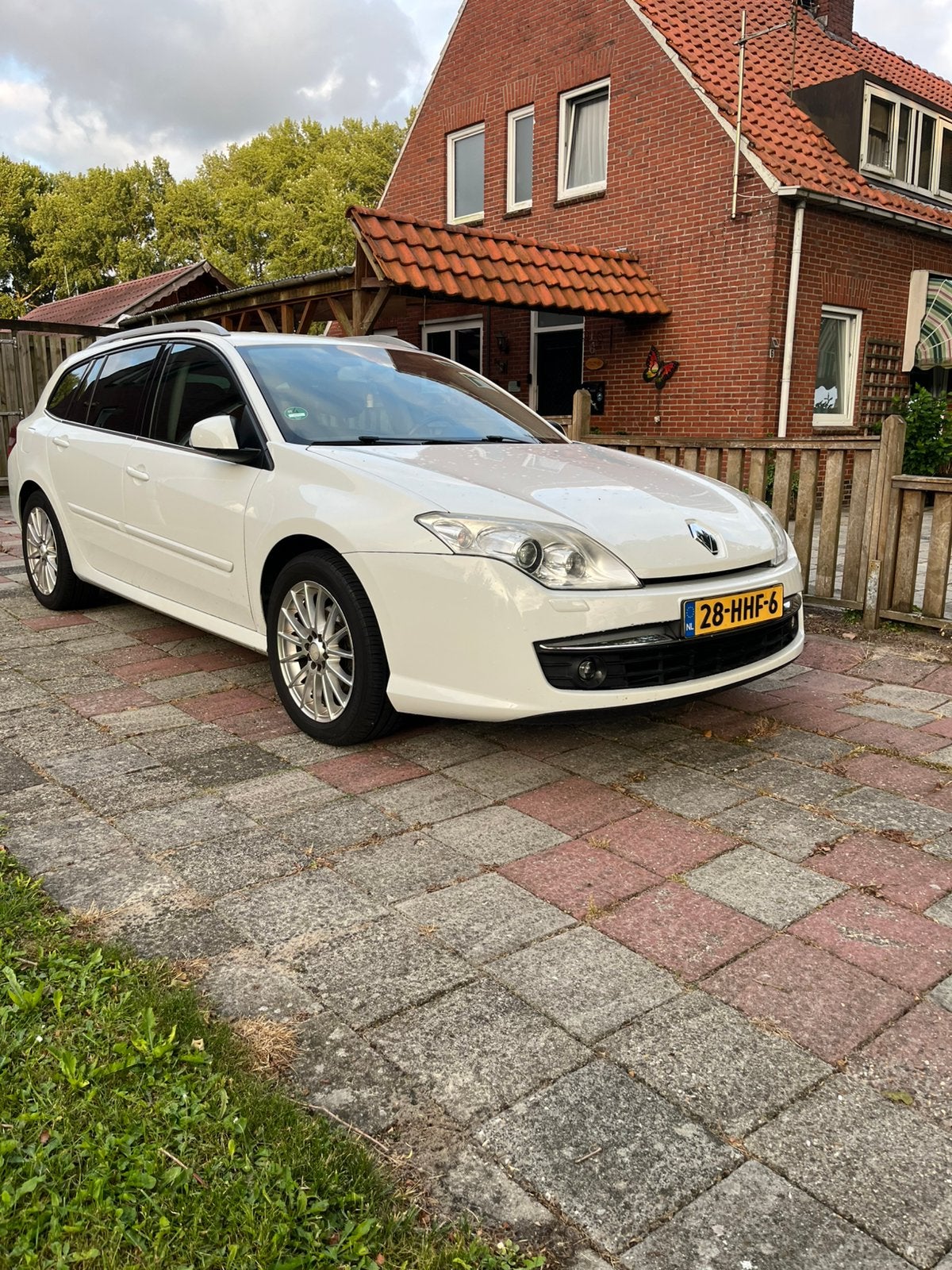 Renault Laguna 2.0T 16V 125KW Estate AUT 2009 Wit, Auto's, Renault, Stof, Zwart, 4 cilinders, Wit
