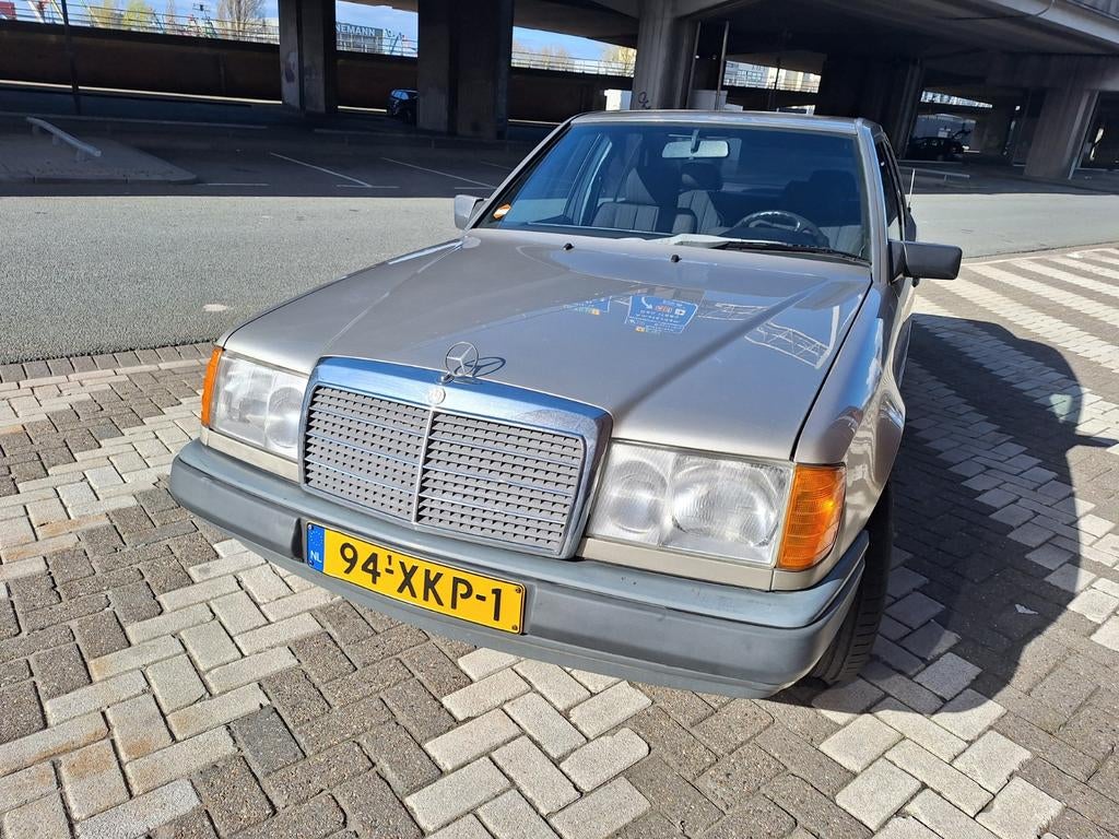 Mercedes-Benz 200-Serie 2.3 230 E AUT 1985 Grijs, Auto's, Mercedes-Benz, Automaat, 4 cilinders, 1290 kg, 2299 cc