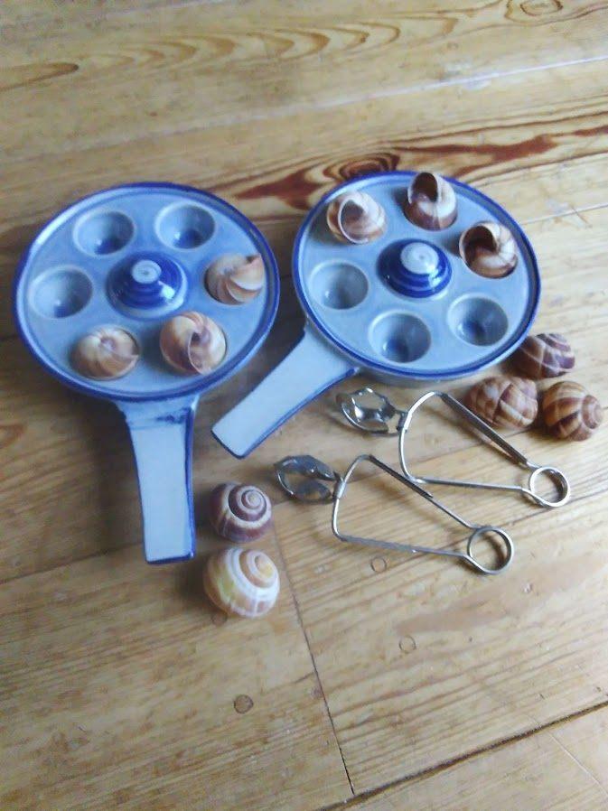 Twee escargot / slakken schaaltjes met slakkenklemmen + huis, Verzenden, Gebruikt