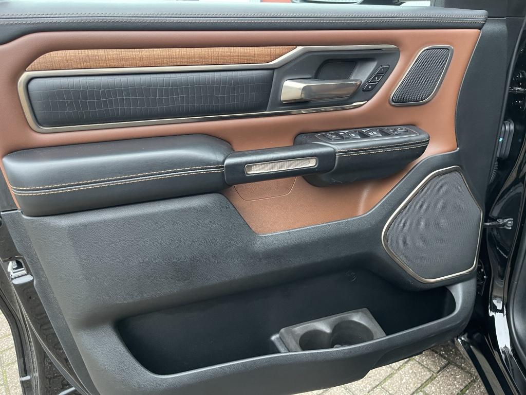 Dodge Ram 1500 pick up 4x4 Crew Cab Longhorn (bj 2018), Auto's, Automaat, Gebruikt, 8 cilinders, Zwart