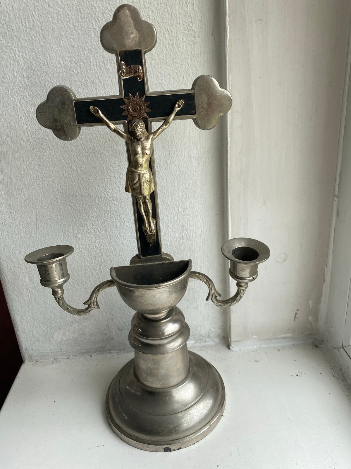 Antiek Kruisbeeld met Kandelaars en Wijwaterbakje, Antiek en Kunst, Antiek | Religie, Ophalen of Verzenden