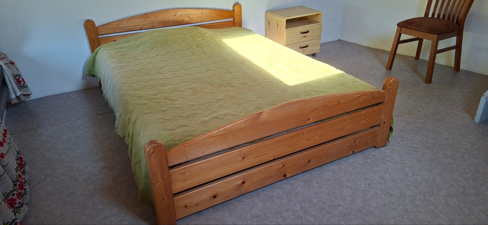 Houten tweepersoonsbed met spiraal, a.s.zaterdag ophalen, Huis en Inrichting, Ophalen, Gebruikt, Bruin, Tweepersoons
