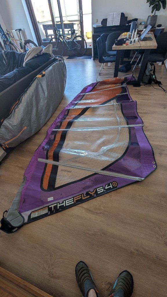neilpryde the fly 5.4 zeil., Watersport en Boten, Ophalen, Gebruikt, Met draagtas, 5 tot 6.5 m²