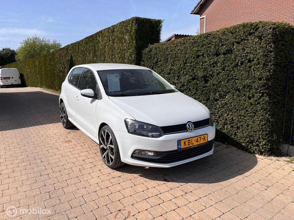Volkswagen Polo 1.2 TSI Comfortline NIEUWE APK EN BEURTJE, Stof, Zwart, 4 cilinders, Wit