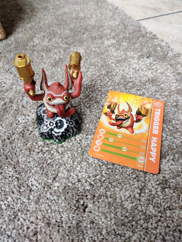 Skylanders Trigger Happy figuur met kaartje, Ophalen of Verzenden, Zo goed als nieuw
