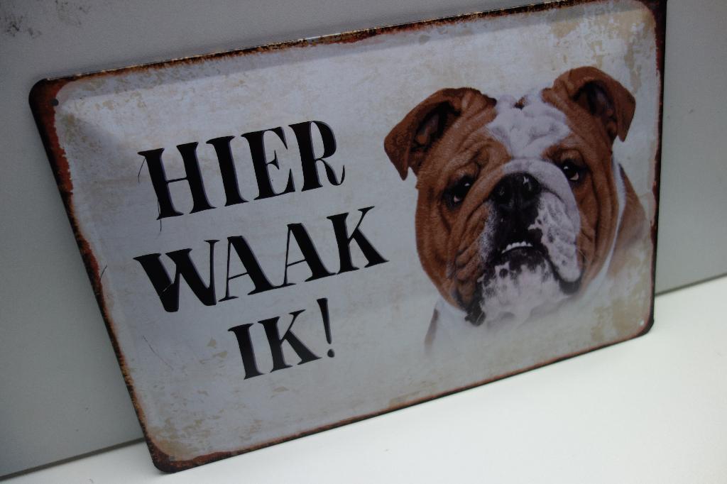 ENGELSE BULLDOG HOND BORD met AFB en tekst HIER WAAK IK, Dieren en Toebehoren, Ophalen of Verzenden, Nieuw