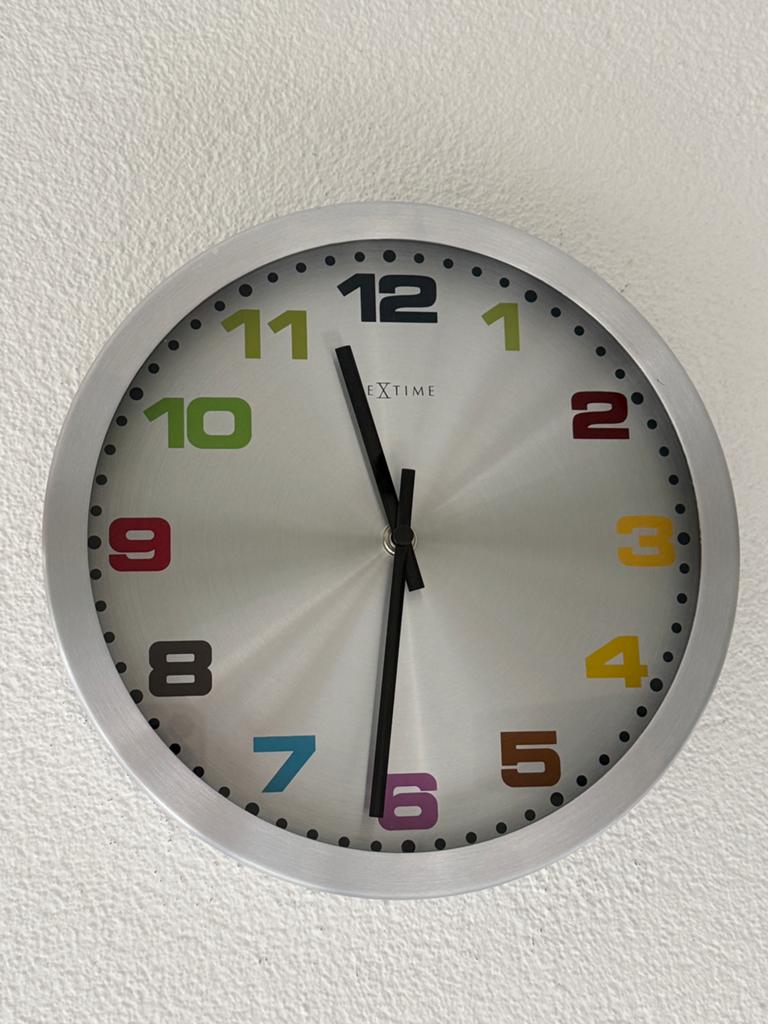 Nextime Wandklok RVS 25 cm - Kleurrijke Cijfers, Ophalen of Verzenden, Zo goed als nieuw, Wandklok
