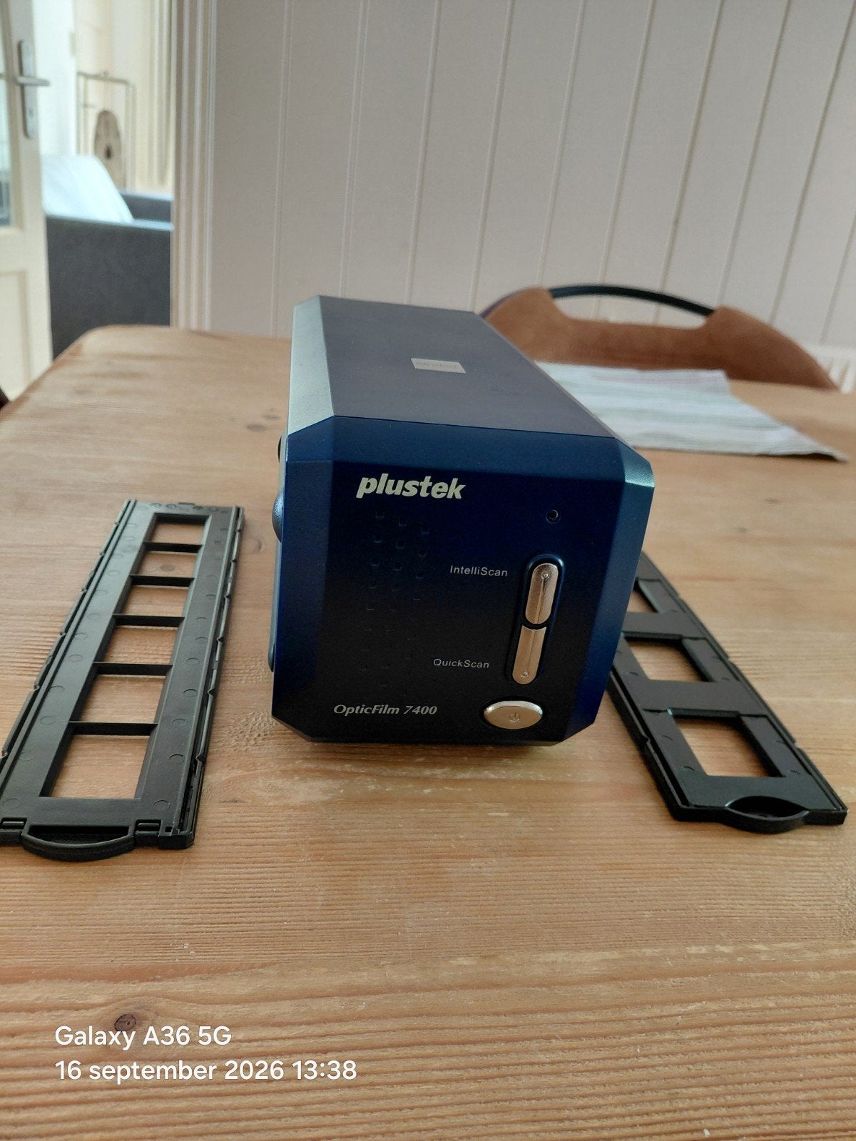 Plustek OpticFilm 7400 filmscanner met accessoires, Ophalen of Verzenden, Zo goed als nieuw, Overige merken, Overig typen