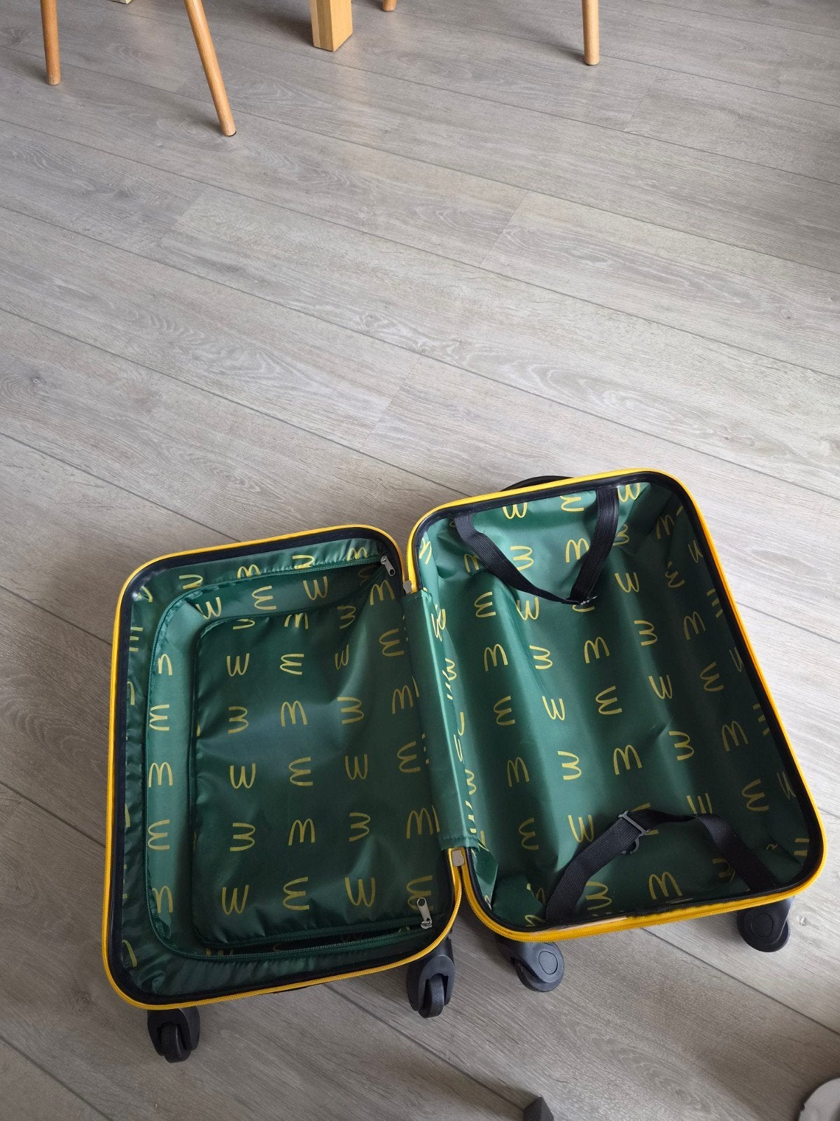 mac donalds koffer, Ophalen, Hard kunststof, Minder dan 50 cm, Zo goed als nieuw