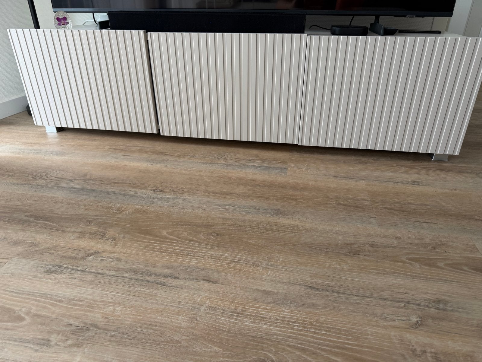 Modern TV-meubel met geribbelde deuren 150cm - TV unit, Huis en Inrichting, Ophalen, Zo goed als nieuw, 200 cm of meer, Minder dan 100 cm