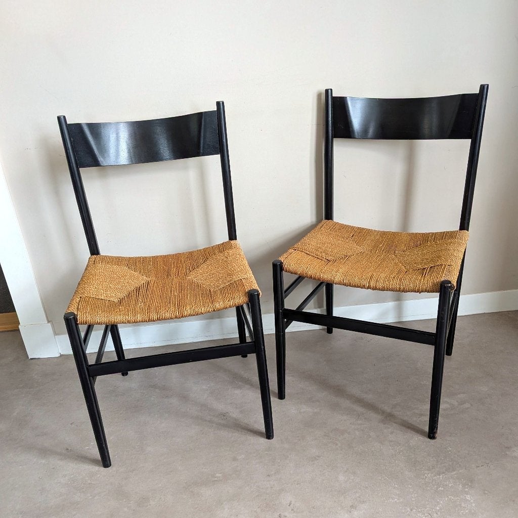 2 vintage stoelen Zwart met gevlochten biezen/rieten zitting, Huis en Inrichting, Ophalen, Twee, Zwart, Hout