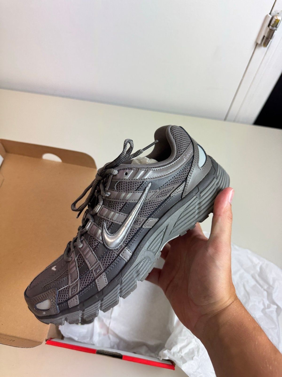 Nike P-6000 cave stone medium ash flaw pewter Grijs 41, Kleding | Heren, Overige kleuren, -, -, Nieuw