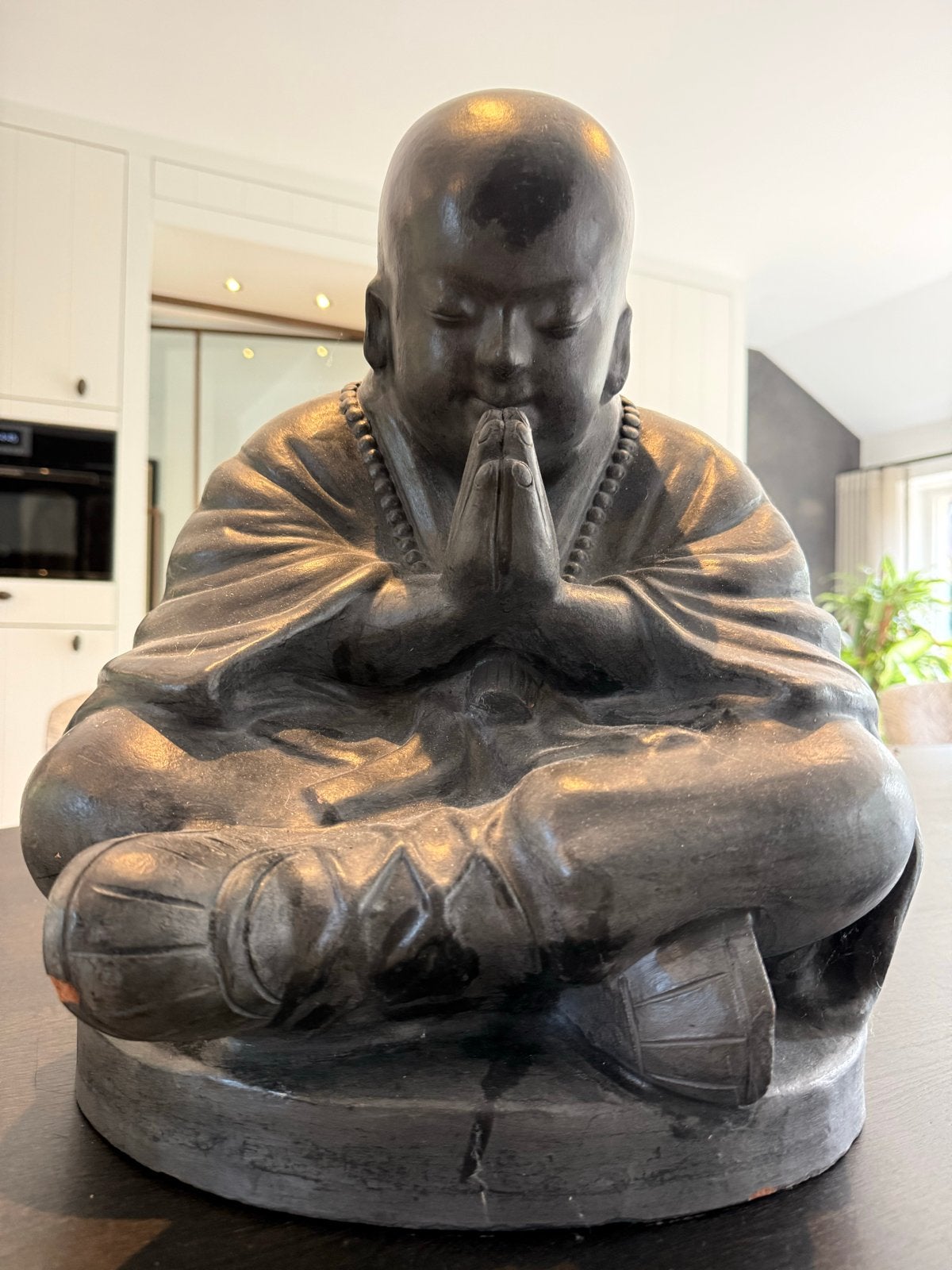 Boeddha beeld - Monnik in meditatie, Ophalen of Verzenden, Steen of Keramiek, Beeld, Klassiek