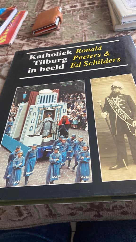 Katholiek Tilburg in Beeld.Peeters en Schilders, Ophalen of Verzenden, Zo goed als nieuw