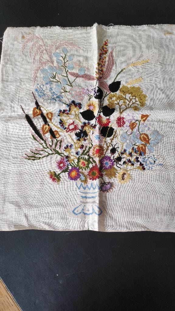 Geborduurd boeket op kaaslinnen, 54 x 50 cm, schilderij, Ophalen of Verzenden, Nieuw, Handborduren, Overige typen