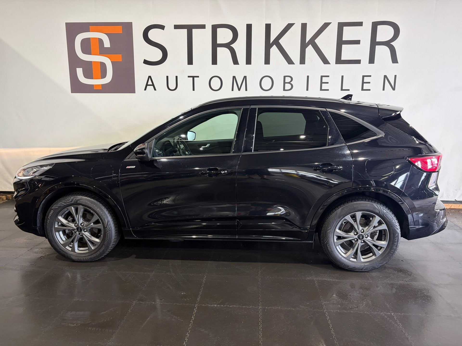 Ford Kuga 2.5 PHEV ST-Line, Auto's, Gebruikt, 4 cilinders, Zwart, Plug-in hybride