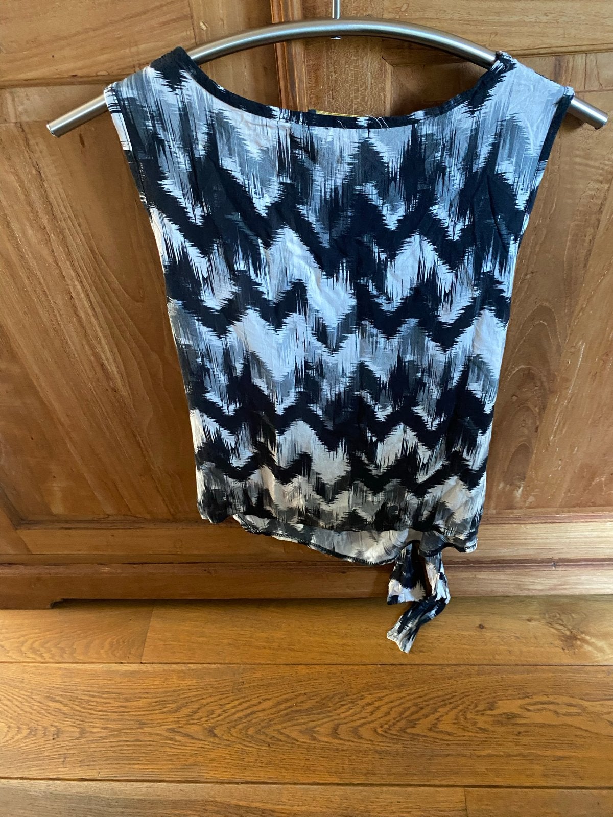 Zwart-wit zigzag top met knoopdetail Nieuw, Kleding | Dames, Tops, Ophalen, Zwart, Nieuw, Maat 36 (S)