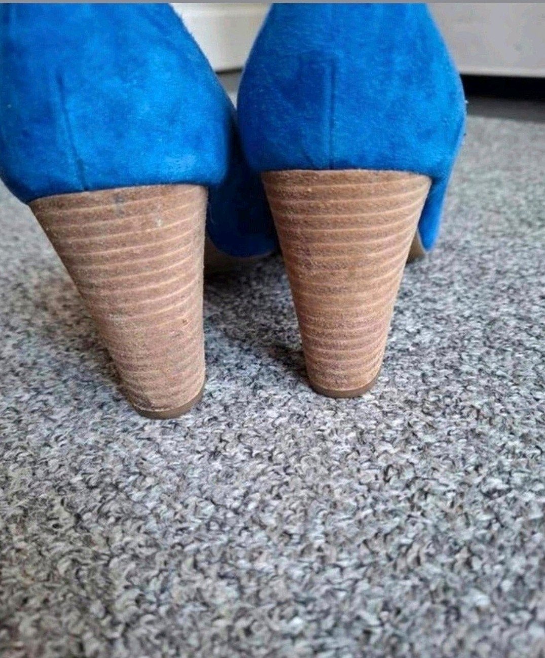 Tommy Hilfiger Kobaltblauwe Suède-look Pumps Maat 41, Kleding | Dames, Pumps, Blauw, Ophalen of Verzenden, Zo goed als nieuw