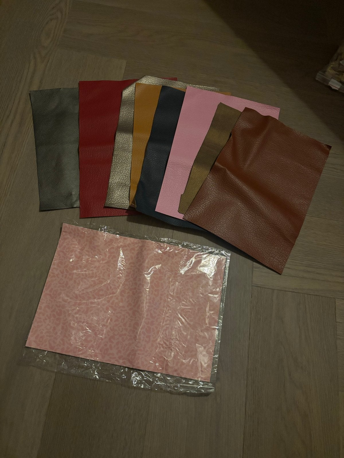 Stukken kunstleer A4 formaat voor diverse creaties, Hobby en Vrije tijd, Stoffen en Lappen, Overige kleuren, Leer of Kunstleer