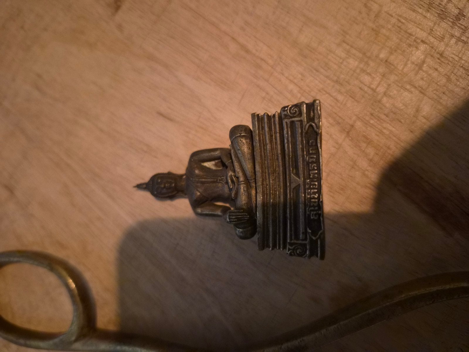 Twee koperen Boedha beelden en tang, Ophalen of Verzenden, Gebruikt, Religie