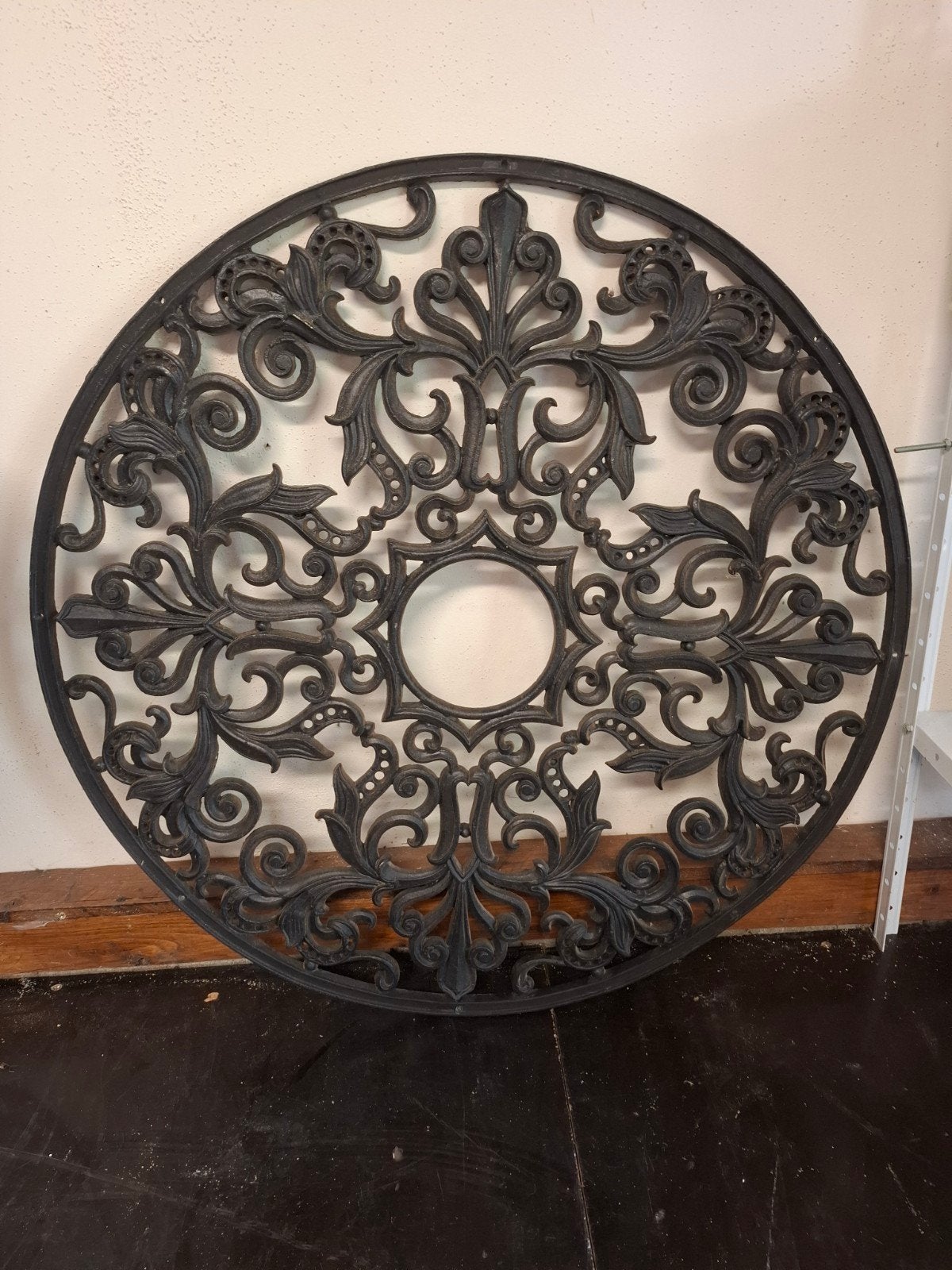 Decoratief gietijzeren wandornament, rond, Ophalen