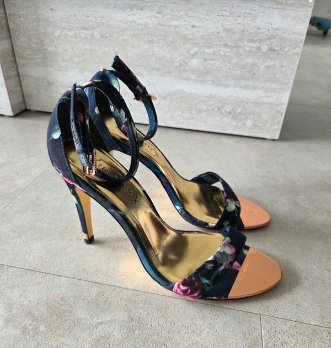 Ted Baker bloemenprint sandalen met hoge hak, Kleding | Dames, Schoenen, Zwart, Ophalen of Verzenden, Zo goed als nieuw, Schoenen met hoge hakken