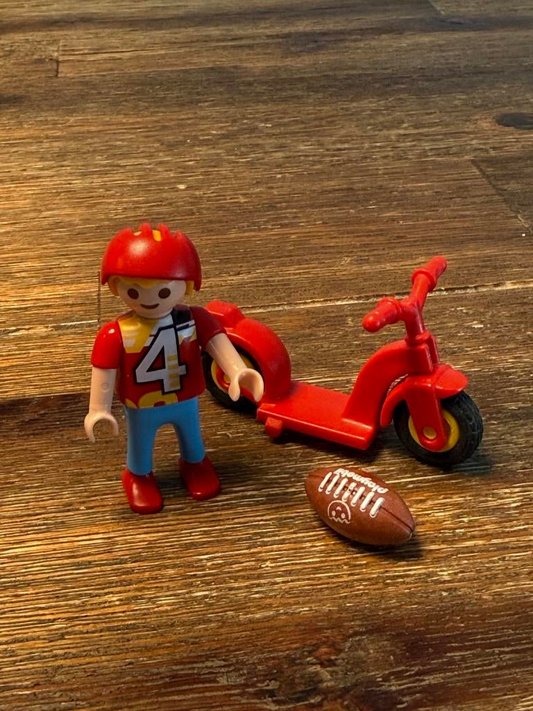 Playmobil jongen met step en rugbybal, Ophalen of Verzenden, Gebruikt, Complete set
