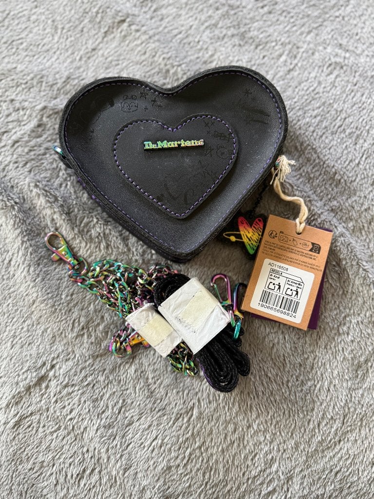 Dr.MartensxBT21 heart small bag, Ophalen of Verzenden, Nieuw, Zwart, Schoudertasje