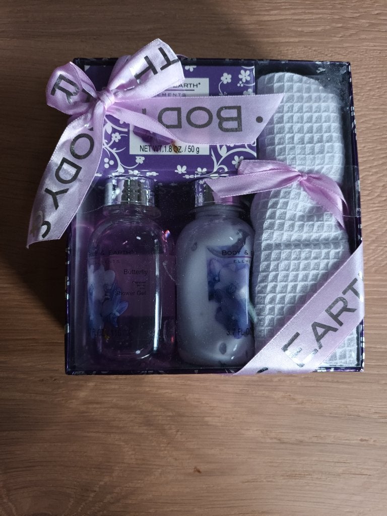 Cadeauset cadeau set body & earth body lotion badzout douche, Sieraden, Tassen en Uiterlijk, Uiterlijk | Lichaamsverzorging, Ophalen of Verzenden