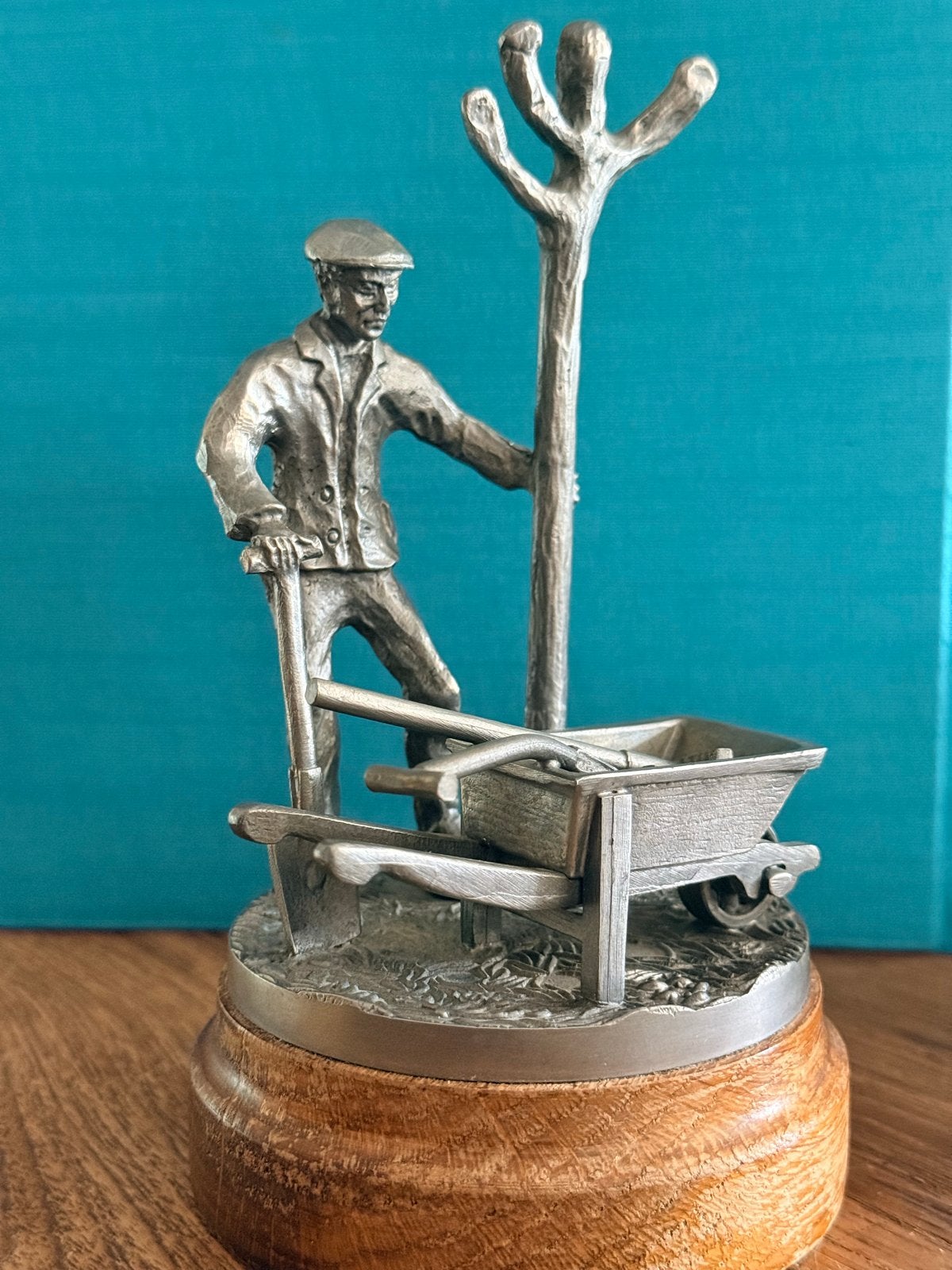 Uniek tinnen beeldje van hovenier op houten sokkel, 18 cm, Ophalen of Verzenden