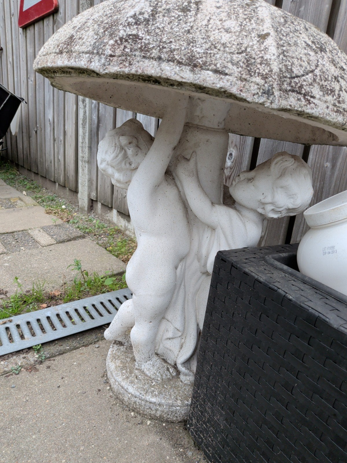 Betonnen spuitfiguur: Jongen en meisje onder paraplu, Tuin en Terras, Ophalen, Gebruikt, Beton, Mensenbeeld