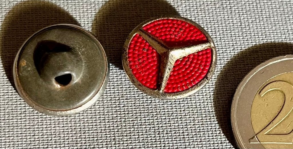 Twee zeer oude Metalen Knopen met Mercedes Benz-logo., Ophalen of Verzenden, Gebruikt, Knoop of Knopen