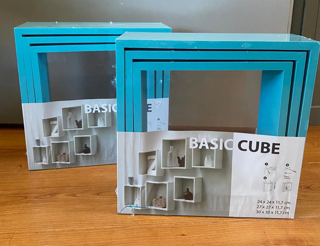 Nieuw in de verpakking: 2 sets van 3 blauwe wandkubussen, Huis en Inrichting, Woonaccessoires | Wandplanken en Boekenplanken, Ophalen of Verzenden