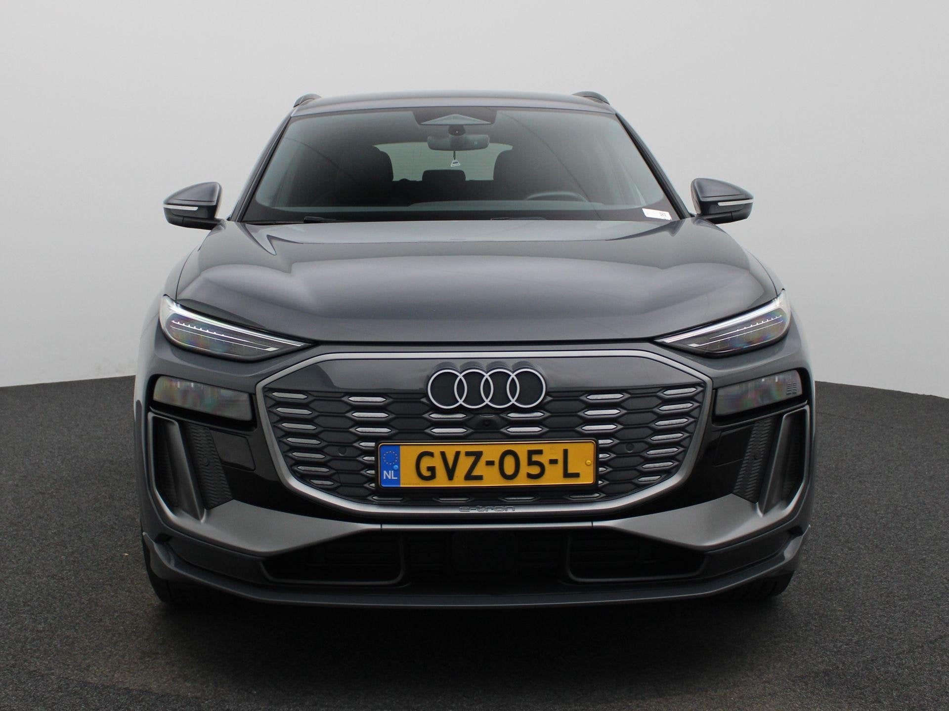 Audi Q6 e-tron Launch edition 83 kWh 252 PK | Adaptive cruis, Auto's, 12 maanden, Gebruikt, Zwart, Verwarmde buitenspiegels