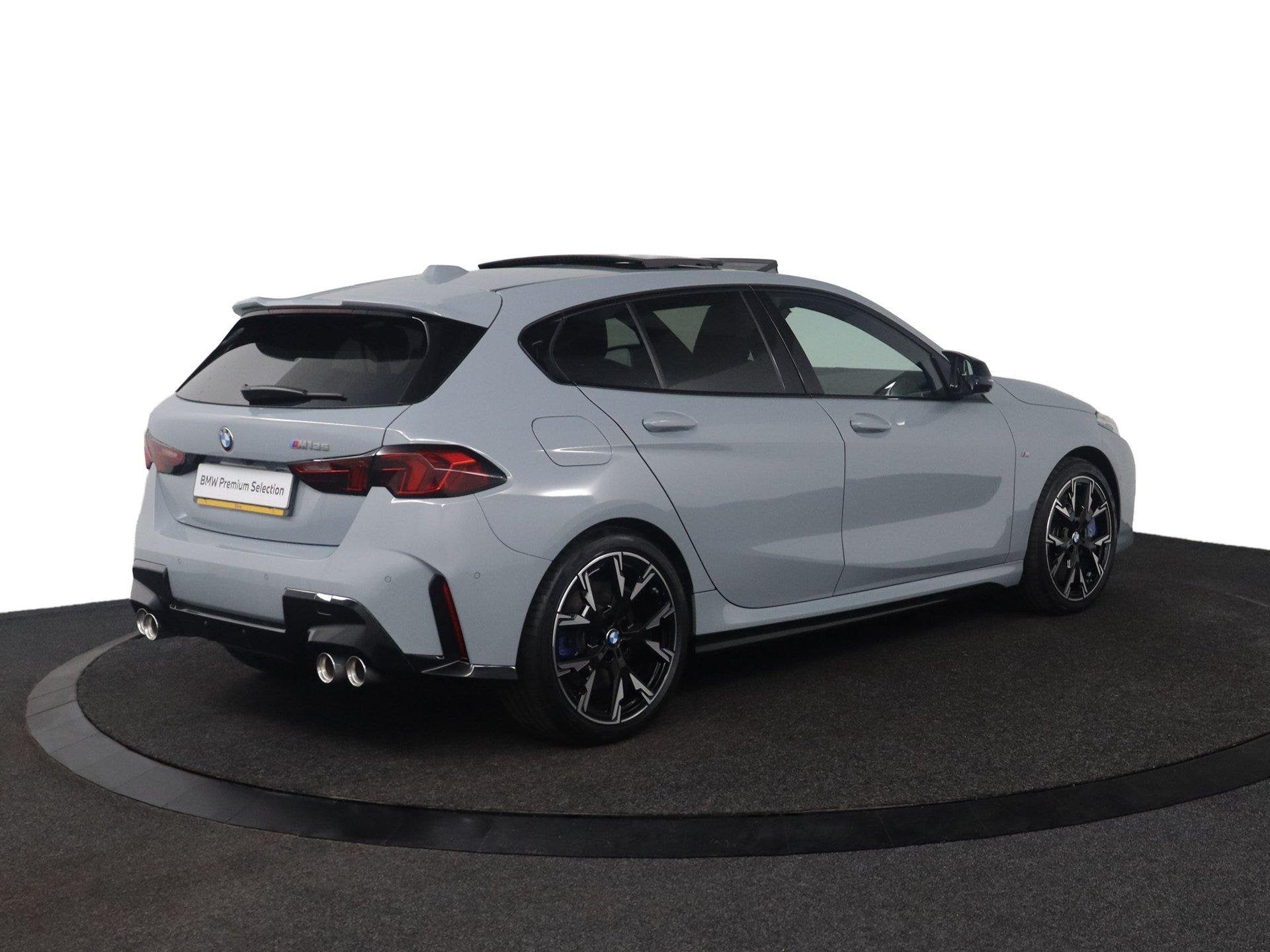 BMW 1-serie M135 xDrive Panoramadak | Iconic Glow | Parking, Auto's, 1998 cc, Gebruikt, 4 cilinders, Met garantie (alle)