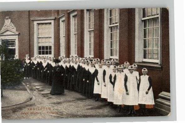 Amsterdam Burgerweeshuis  2 mooie ex. met weeskinderen 1910, Verzamelen, Ophalen of Verzenden, Voor 1920, Gelopen, Noord-Holland
