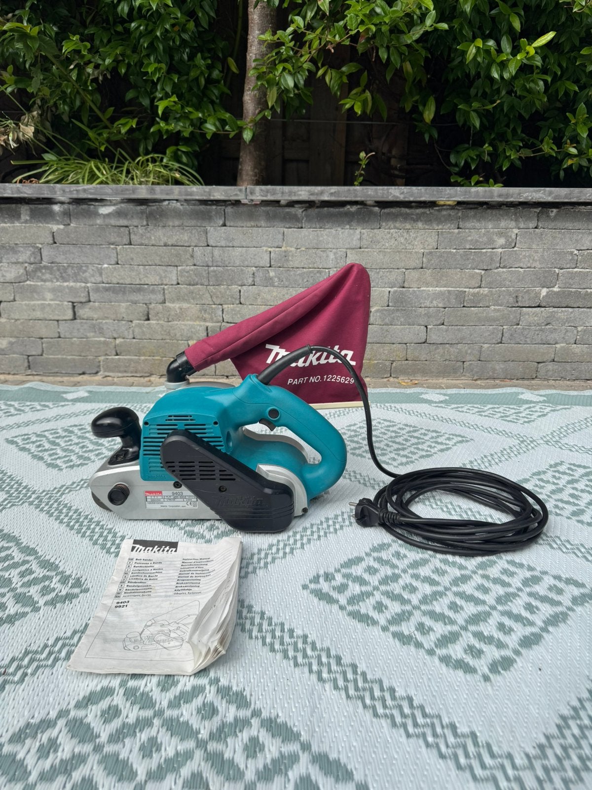 Makita 9403 bandschuurmachine 1200W + stofzak, Ophalen, Gebruikt, 600 tot 1200 watt, Bandschuurmachine