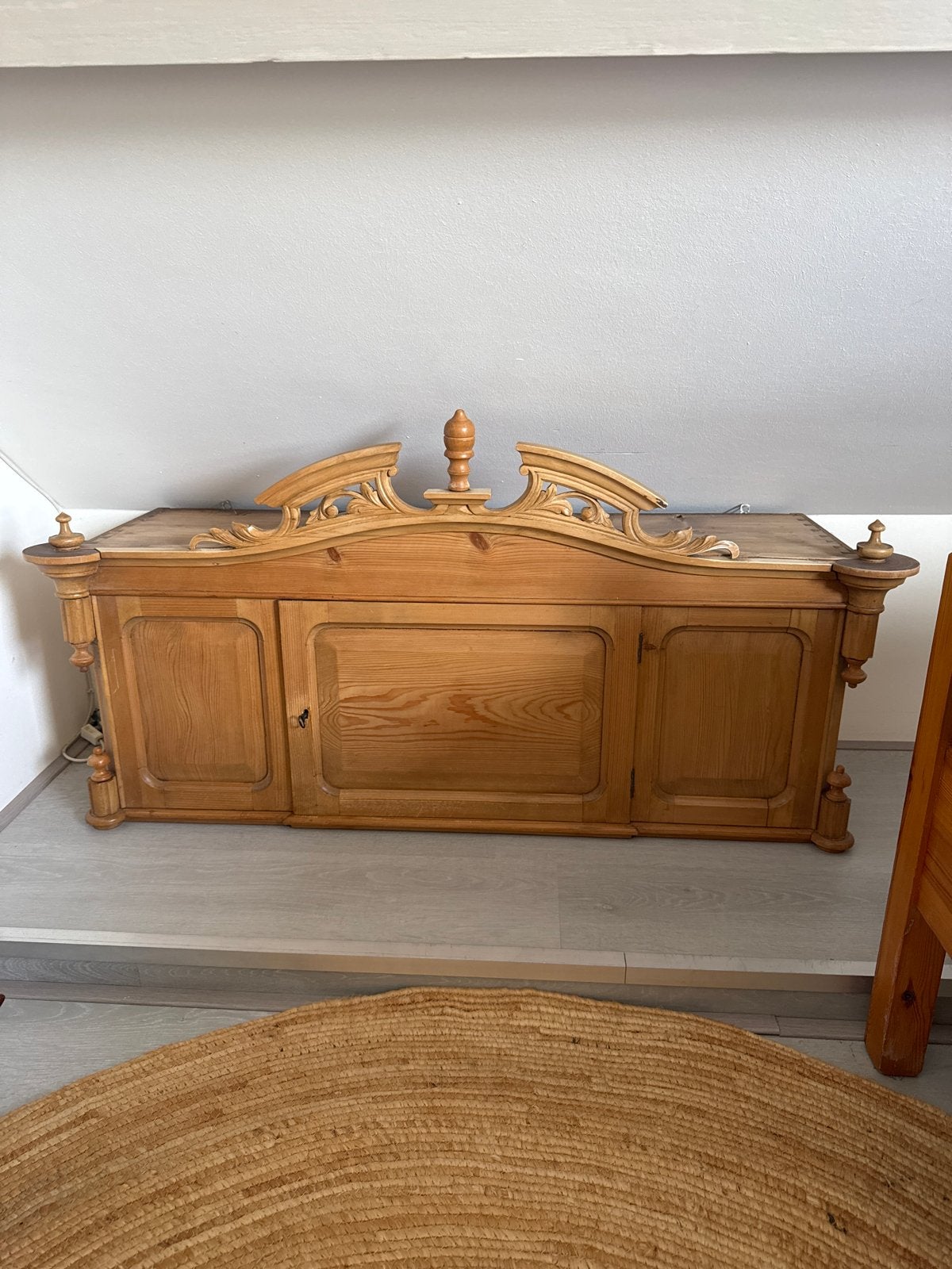 Antieke houten kast met sierlijke details, Ophalen