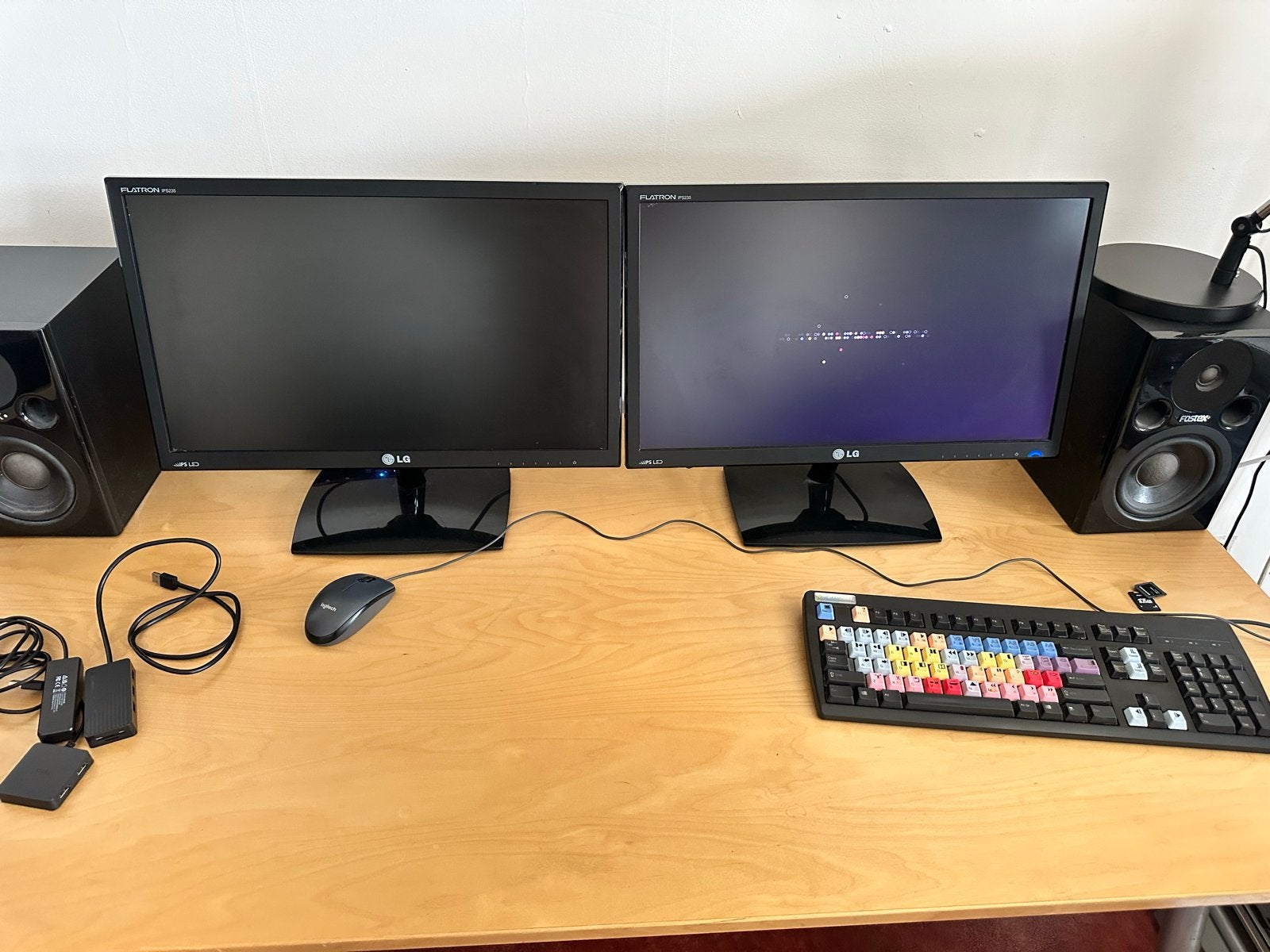2 X  LG Flatron IPS235V-BN IPS LED Monitor, Computers en Software, Monitoren, Gebruikt, 60 Hz of minder, HDMI, IPS, Full HD, 5 ms of meer