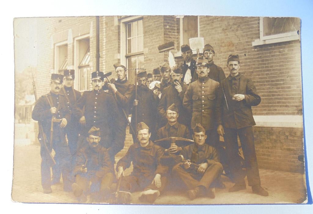 Fotokaart HARDERWIJK groep militairen 14-18 met pikhouweel, Verzamelen, Ophalen of Verzenden, Voor 1920, Ongelopen, Gelderland
