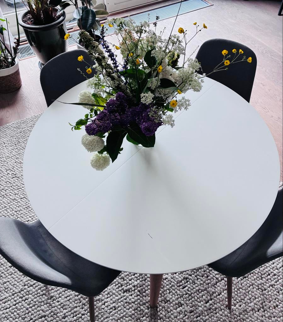 Moderne witte ronde eettafel met 4 stoelen van Jysk, Ophalen, Overige materialen, Gebruikt, 100 tot 150 cm