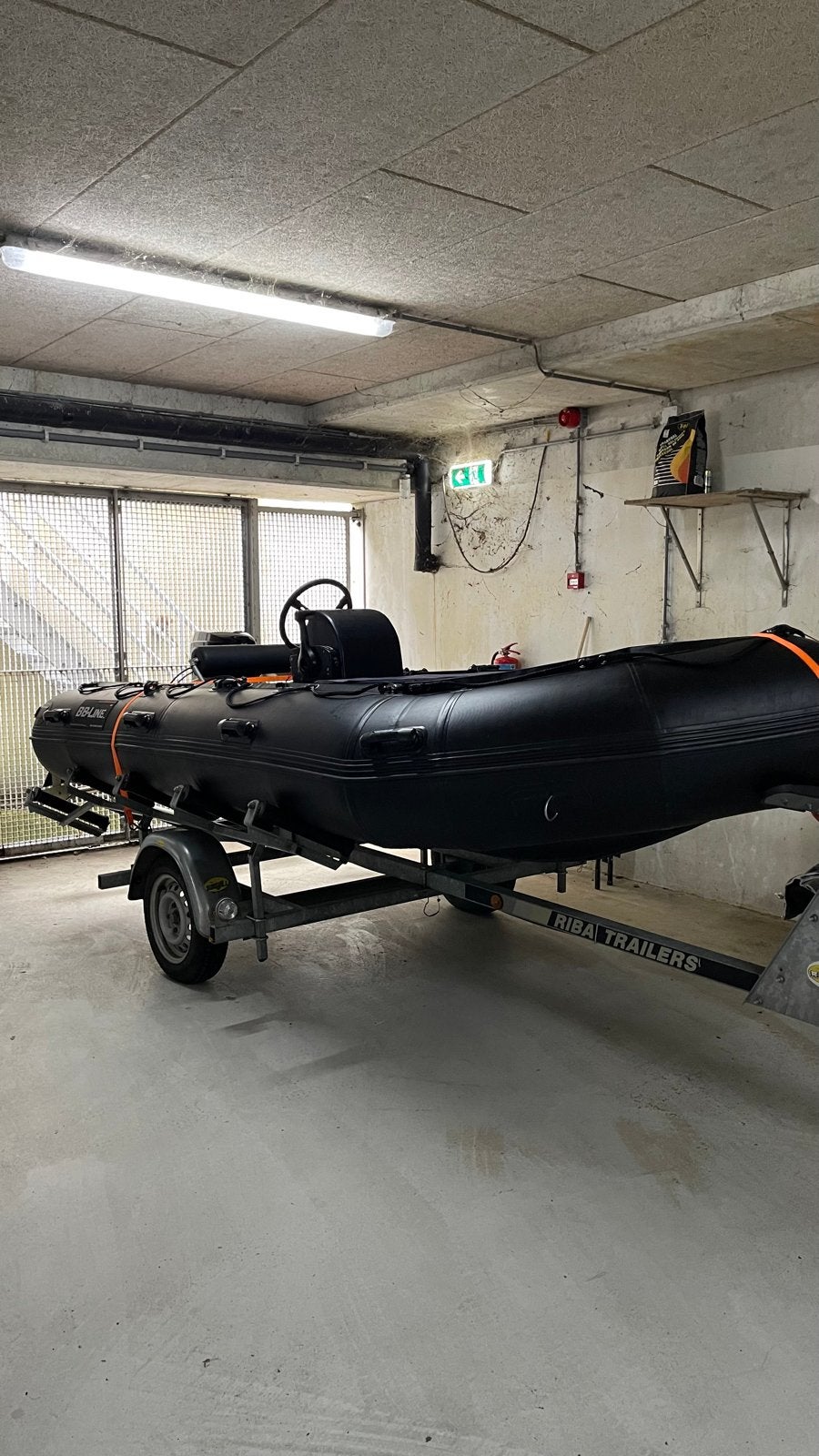 Zwarte opblaasboot met Mercury buitenboordmotor, Ophalen, Gebruikt, Inclusief motor, Mercury
