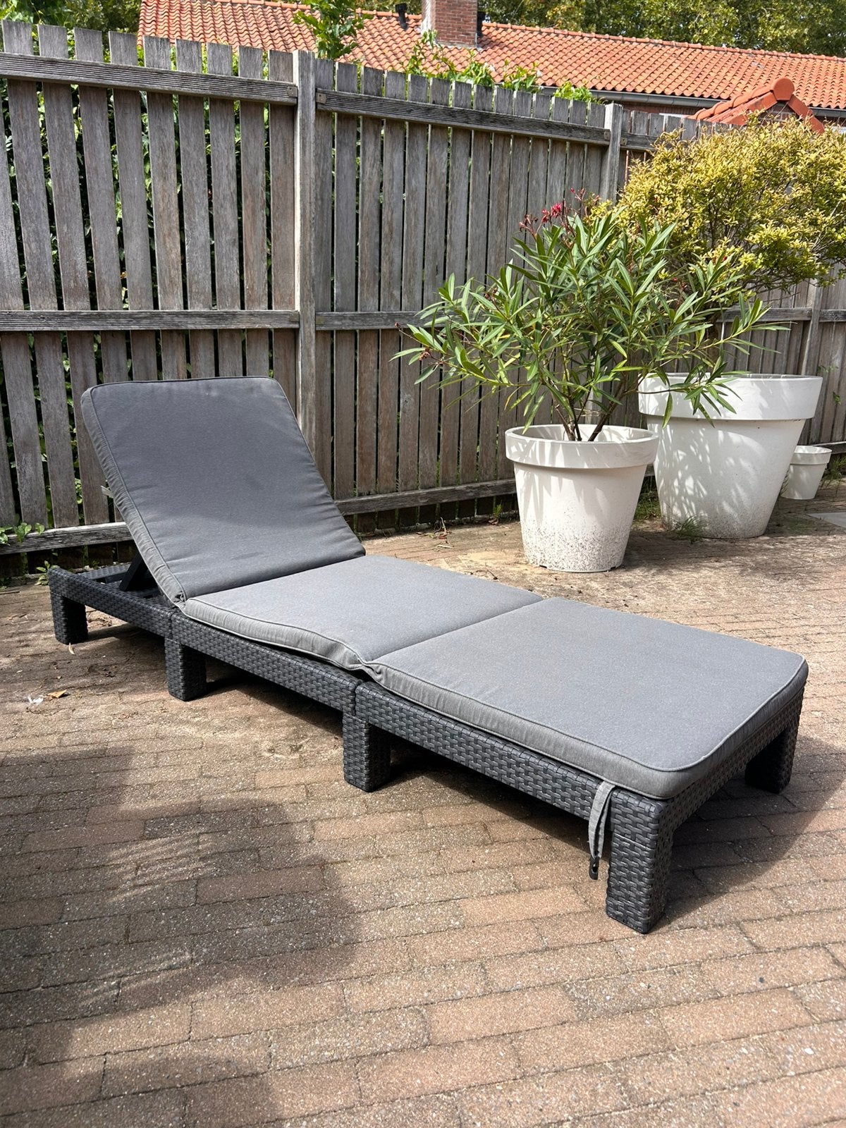 Ligbed loungebed + kussen / demontabel, Tuin en Terras, Ligbedden, Ophalen, Zo goed als nieuw, Kunststof