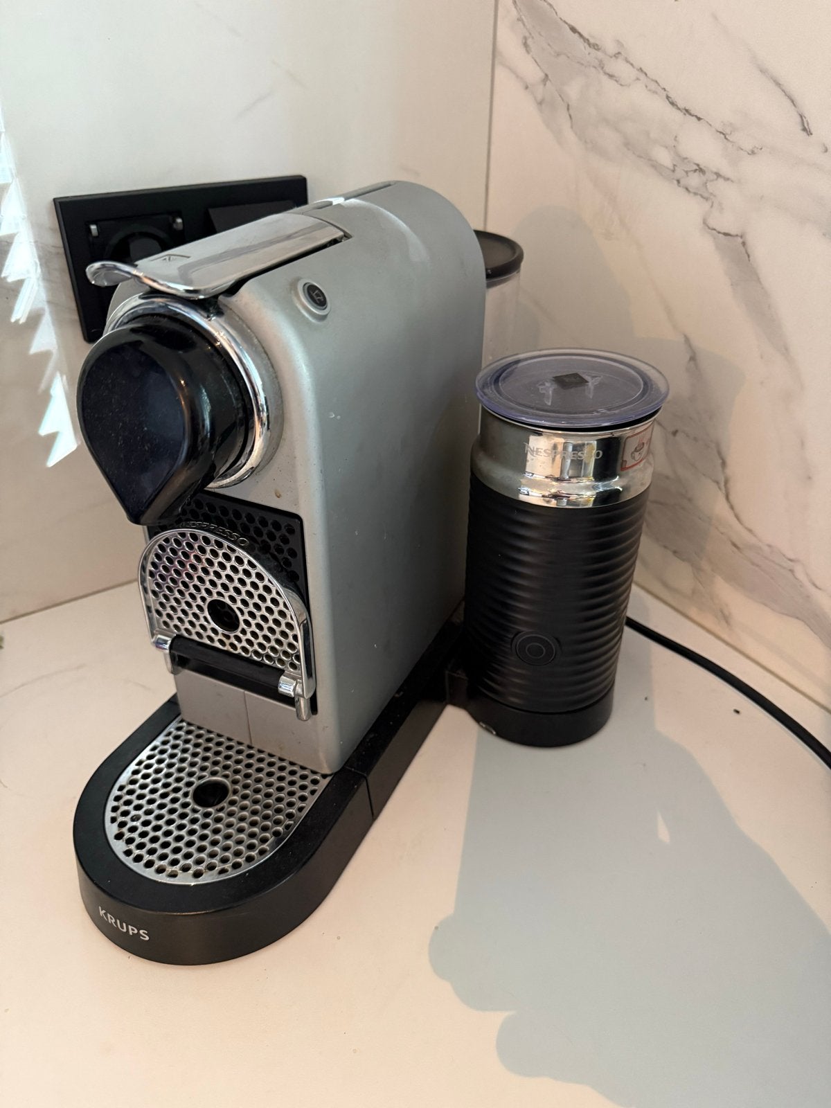 Nespresso Krups koffiezetapparaat met melkopschuimer, Gebruikt, Espresso apparaat, Ophalen of Verzenden, 1 kopje