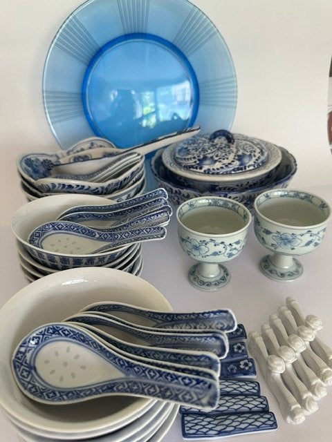 vintage blauw wit serviesgoed en blauwe glazen schaal, Ophalen, Zo goed als nieuw