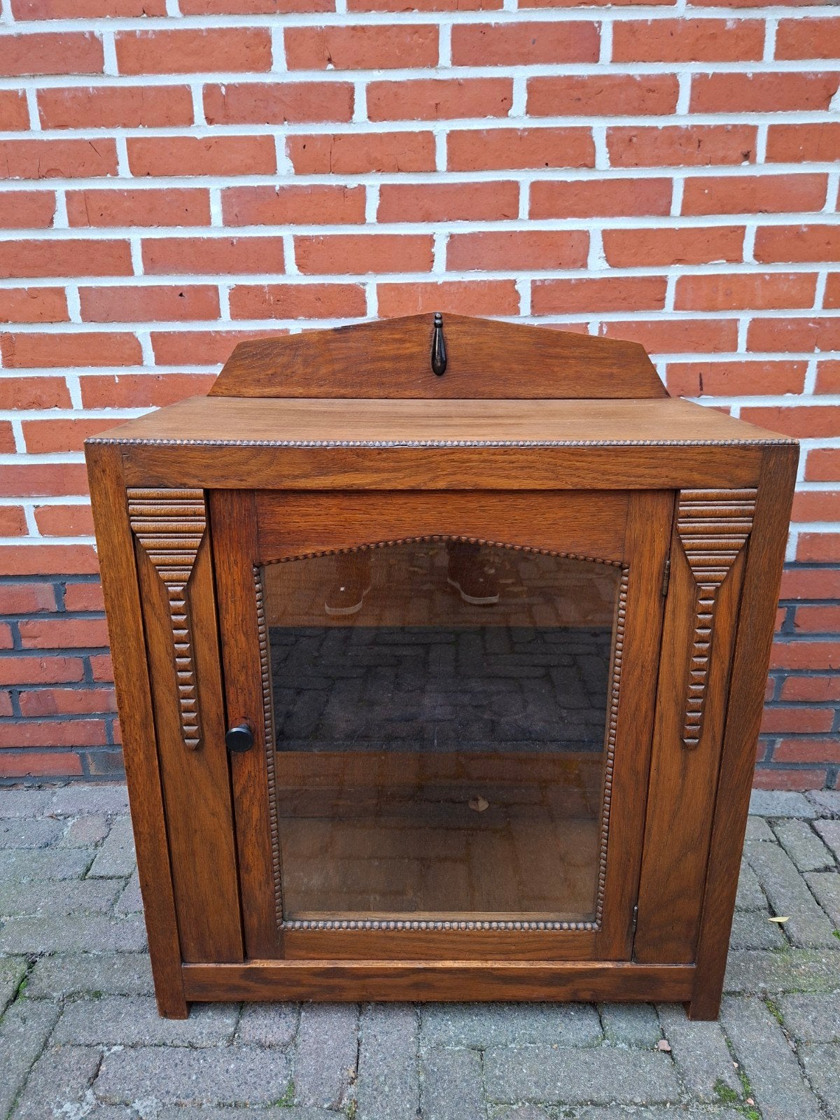 Amsterdamse School stijl kastje, Ophalen