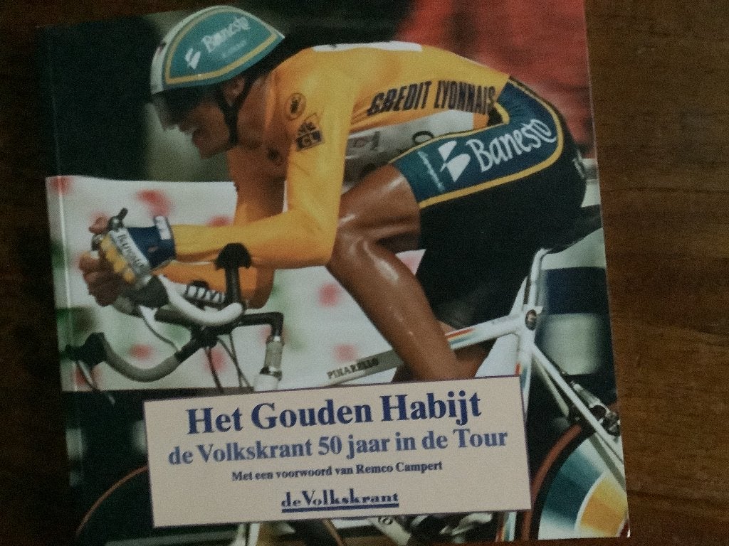 Het gouden habijt (50 jaar de Tour in de Volkskrant), Ophalen of Verzenden, Zo goed als nieuw, Diverse auteurs, Lopen en Fietsen
